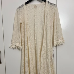 Holister virkad kofta  - Holister virkad kofta. Fin skick. Har använd max 3 gånger 