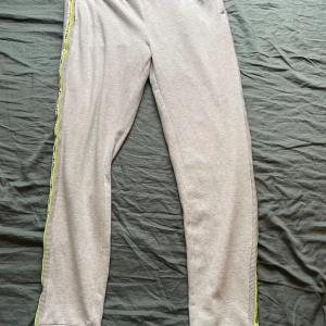 Grå vit sweat pants - Storlek:L Från: Only play  Använt ett par gånger  