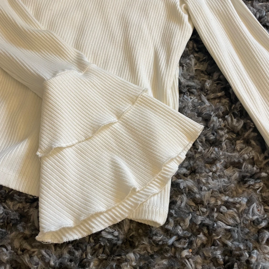 Blus med volang och pärlor  - 90