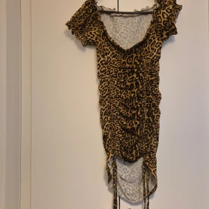 Leopard klänningen  - Okej skick