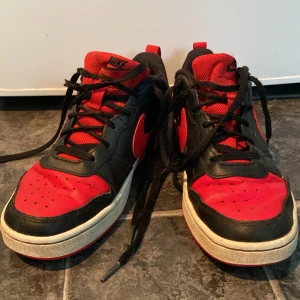 Röd/svarta Nike skor strl 38 - Sneakers från Nike strl 38