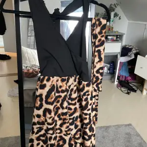 Säljer denna leopard jumpsuit