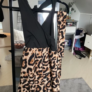 Jumpsuit - Säljer denna leopard jumpsuit