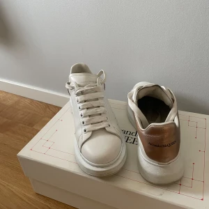Alexander McQueen sneakers - Vita Alexander McQueen sneakers i fint skick! Där bak är de roseguld. Box och extra snören tillkommer!