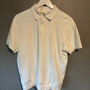 Zara pikétröja  - Säljer min vita pikétröja få den inte har kommit till så mycket användning vilket innebär att den är i bra skick.