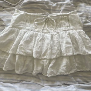 Minikjol - Jätte fin minikjol från pull & bear. Storlek M men skulle nog säga att den hade varit för liten på en M och istället passar S! Inga defekter ❤️(inbyggda shorts & dragkedja)