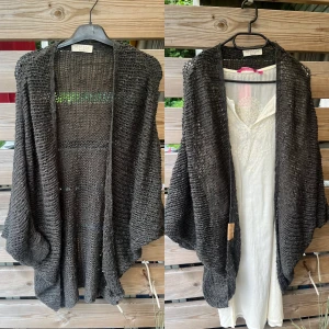 Mjuk härlig boho kofta  - Så himla mjuk och härlig kofta i grått lite åt det gröna hållet. Glesstickad stl Onesize. Använd men fint skick.