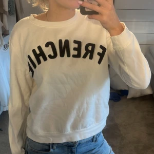 Sweatshirt m tryck - askans basic och snygg sweatshirt m texten ”frenchie” på. Gammal modell så finns ej kvar. Storlek L men passar mindre också beroende på önskad passform💖