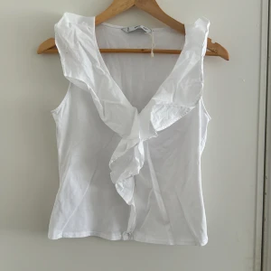 volang tröja  - Helt ny volang tröja från Mango. nypris 250kr. Aldrig använd ❤️