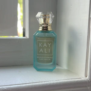 Kayali maldives in a bottel  - Säljer denna 10ml maldives in a botten då doften inte riktigt passar mig dock en sommrig o trevlig doft🩷 ska ha lukt av kokos,ylang ylang🌴🥥