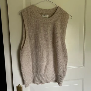 Beige väst  - Fin beige väst passar perfekt över en skjorta, oanvänd 😊