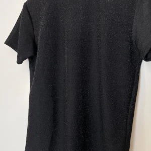 Glittrig t-shirt - Svart glittrig t-shirt