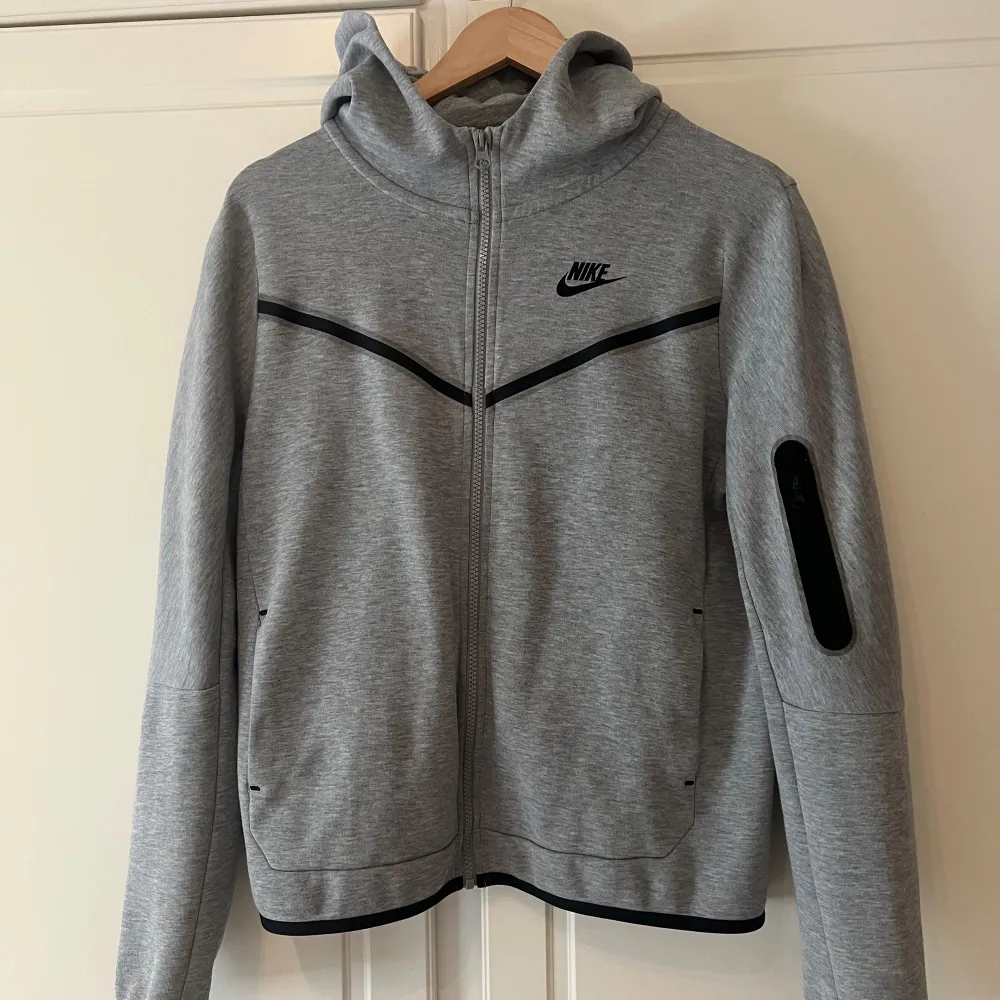 Nike tech kofta/hoodie för barn i storlek 158/170. I god skick och har inga defekter ✨Pris kan diskuteras. Hoodies.