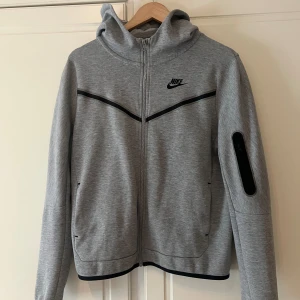 Nike tech kofta - Nike tech kofta/hoodie för barn i storlek 158/170. I god skick och har inga defekter ✨Pris kan diskuteras
