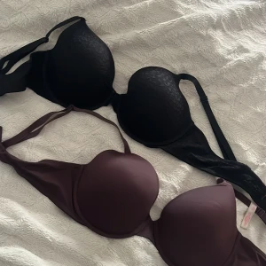 Victoria Secret bh - Säljer mina två Victoria Secret bh:ar då de är för stora för mig. Har använt tre gånger i delusion. Storlek 40C us size, har klippt av de lapparna dock🥰Köpte dem för 800kr plus att jag betalade tull 300 kr. 