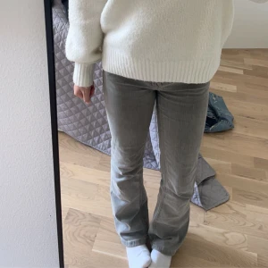 Gråa jeans gina Young  - Säljer dessa jeans åt min syrra! Dem är i mycket fint skick! Är i storlek 146. 