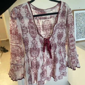 Odd Molly blus  - Finaste blusen i fint skick! Storlek 2 men sitter som en S/M. Skriv innan ni trycker på köp direkt då den ligger ute på fler ställen 