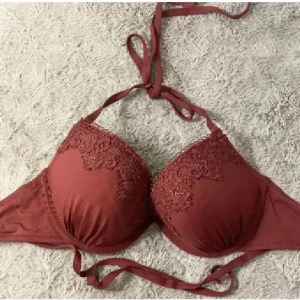 Bikini överdel🥀✨ - Vinröd bikiniöverdel med pushup och fina spets detaljer ✨