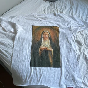 Tröja med coolt tryck - Fetaste tröjan från märket Diamond som passar in både som streetwear, y2k och ”Grisch”. Rätt stor i storleken.