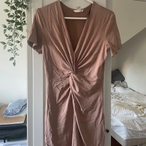 Beige klänning - Aldrig använd, från H&M i stolek S
