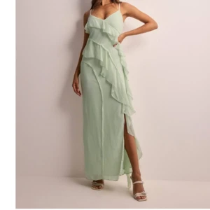 Frill chiffon maxi dress - Helt oanvänd klänning i strl 36, beställde dubbletter så lapparna på den här sitter kvar. Sitter toppen🙌🏼🙌🏼 Ordinarie pris 599 kr. 