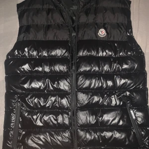 Moncler väst - Moncler väst. Väldigt bra skick för priset, lite sönder ser man på fjärde bilden men syns inte. Storlek L men passar även M 