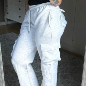 Gråa cargo sweatpants från Boohoo som aldrig är använda då jag har många andra! Vida ben och cargofickor på båda benen och en höger bak 🤍