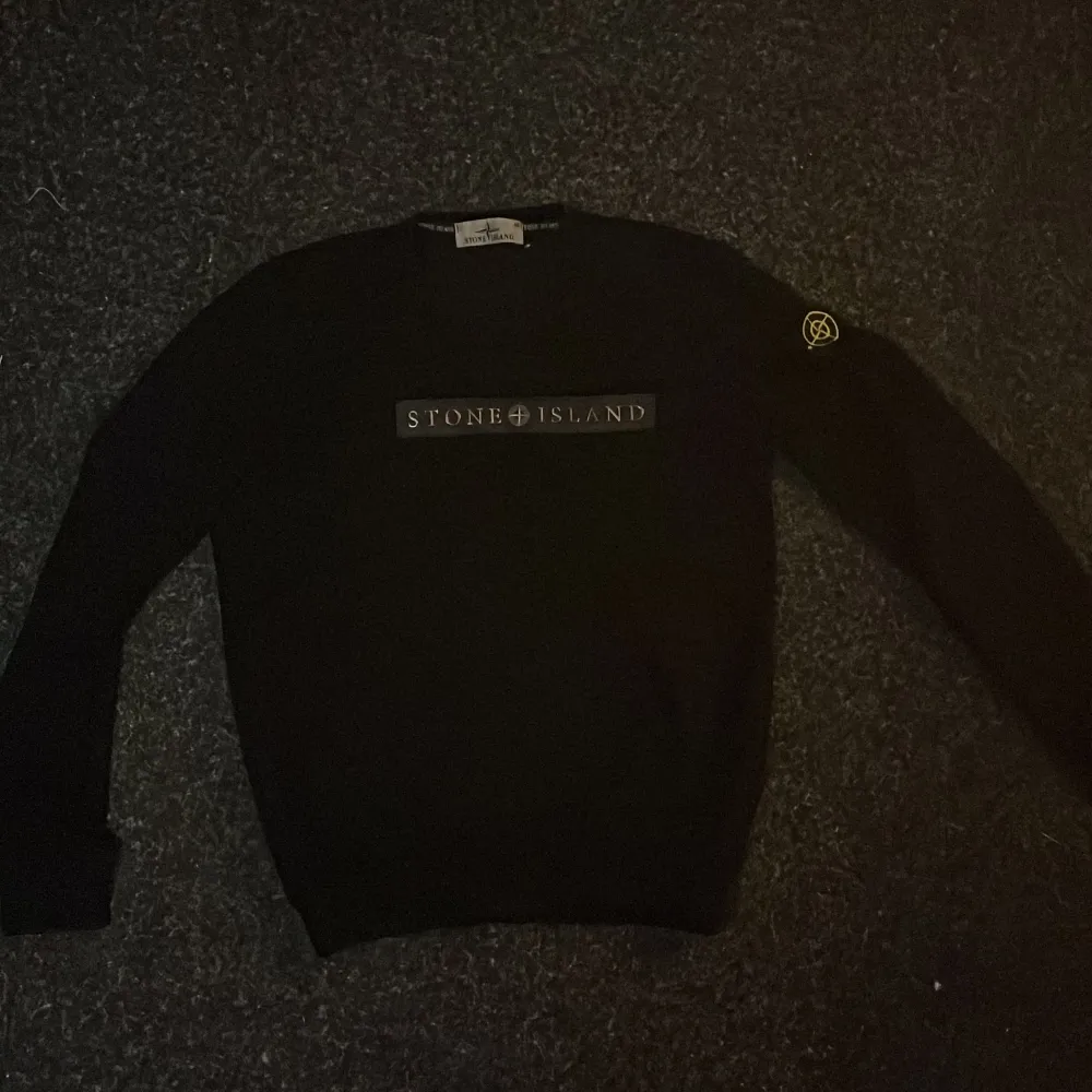 Limited stone island tröja svart bra skicka knappt använd då jag inte gillar att den har utan luva så det är det ända negativa tycker jag 🫠 priset ej hugget i sten så kom med bud tack. Hoodies.