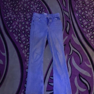 bekväma jeans i ljusblått - Säljer ett par sköna jeans i ljusblått (bottcut)  De är mycket bekväma och passar perfekt till vardags eller för en avslappnad look. Jeansen är i storlek 42 och har en smickrande passform. 