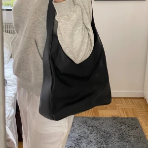 Svart vänska  - Jättefin väska från Åhléns💕 Den ända defekten är att det finns en fläck i botten av väskan som jag inte fått bort (se sista bild)💗 Nypris 400 kr