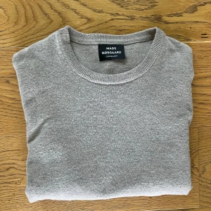 Ljusbrun kashmir tröja - Ljusbrun Kashmir tröja från Mads Nørgaard i storlek M. Nyskick, inga defekter. Nypris är 2500kr men säljer nu till ett väldigt bra pris. 