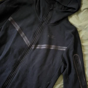 Nike Tech Fleece  - Svart Nike Tech Fleece luvtröja. Jätte skön och fin💗