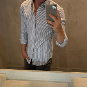 Ralph Lauren skjorta - Hej, säljer min Ralph Lauren skjorta storlek S slimfit men passar också M. Den är i bra skick (svaga deofläckar) och kommer vara otroligt snygg i sommar. Nypris 1500kr! Vi kommer att sälja liknande produkter nu i sommar så glöm inte följa profilen!🌊🍾