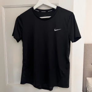 träningströja - Oanvänd nike t-shirt i storlek S💕