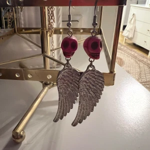 Döskalle ängelvinge silver örhängen  - Sjukt snygga örhängen i rostfritt stål köpt på raglady by tara. Aldrig använda då jag inte använder silver.  