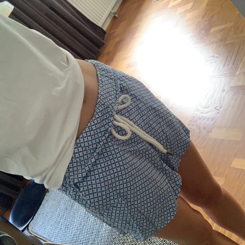 Jättesöta mönstrade short från Lindex märke Holly & White. Inga defekter och i ett tunt och svalt tyg. Perfekta till sommaren.. Shorts.
