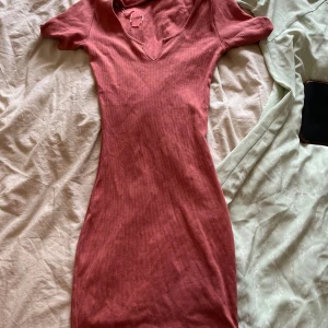 Klänning bikbok xs - Hej säljer en klänning från bikbok för den kommer inte till användning, ingen fel på den är som ny🤍