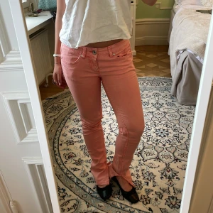 Jeans - Säljer nu mina favoritjeans som är jättesomriga i en fin rosa/aprikos-aktig färg!🧡🩷De har slits längst ner och är lowwaist! Storlek står inte men skulle säga 38 ungefär, jag är 166cm lång