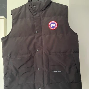 canada goose väst - Helt ny aldrig använt fick den som present jag vet inte hur mycket den kostar men säljer den för 2500kr äkta priset kan diskuteras 