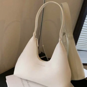 Vit/beige handväska  - En handväska i färgen vit/beige. Aldrig använt och i bra skick. Frakt ingår med 29kr.