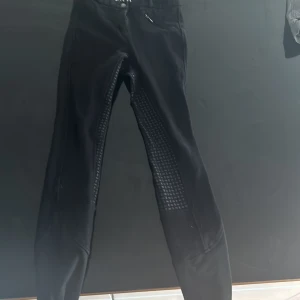 Ridbyxor  - Fina ridbyxor i bra skick. Ett par tjocka ridbyxor, bra till vintern. Säljer på grund av för små.