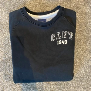Gant crewneck  - En tröja från gant i väldigt bra skick, storleken är xs skulle säga att den sitter bra på nån som är 170 cm för fler bilder hör bara av er 