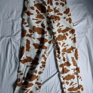 Unika jeans - Jeans med ko mönster. Använda en gång. Tunt och skönt material. Ganska små i storleken✨️