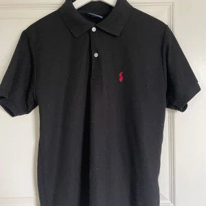 Ralph lauren pike - Ralph lauren piké storlek L. Pikén är liten nopprig men inga hål eller liknande.