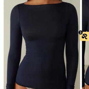 Mörkblå intimissimi topp - Jag säljer nu min blåa intimissimi topp eftersom den inte kommer till användning. Använd Max 4 gånger. Köpt för 450kr. Säljer för 230 och är i storlek S❤️
