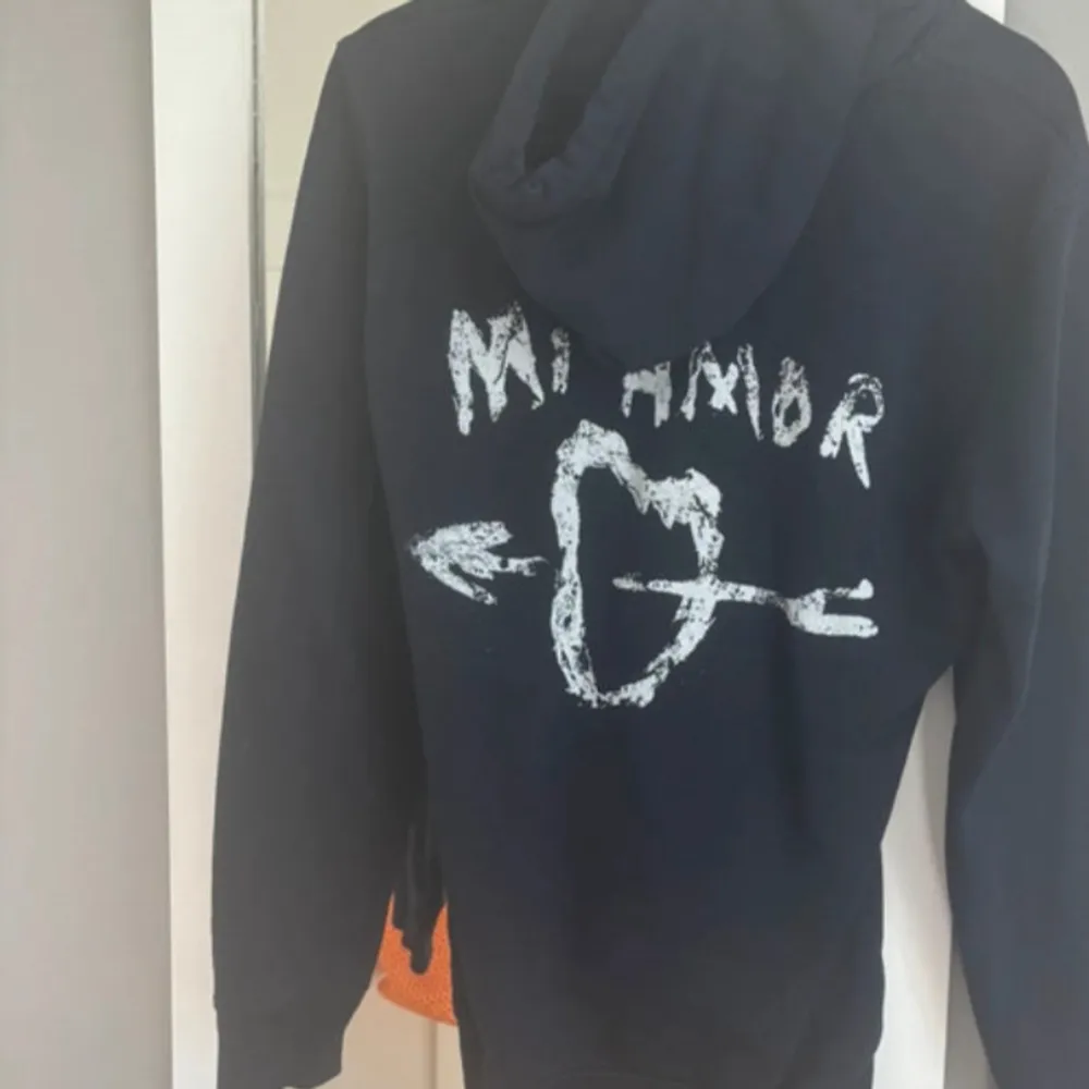 Säljer en marinblå hoodie från mi Amor, köptes för 1300kr säljs för 500kr🫶🏻. Hoodies.