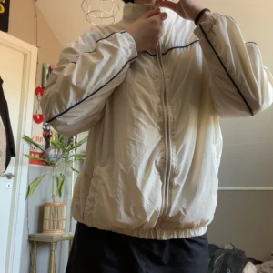 vindjacka - köpt på second hand så det står ingen storlek men skulle gissa på S-M