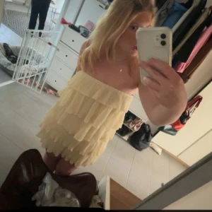 Populär gulvolangklänning - Säljer denna super fina då den inte kommer till användning, så fin och använd 2 gånger ❤️ 