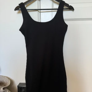 Klänning med slit - En super fin klänning med slit ned till. Den är lite nopprig ( de bild 3) men inget man tänker på. Den är i bra skick. Skriv för mer frågor💞