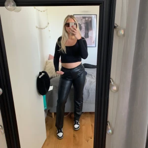 Skinnbyxor från Zara - Hej, jag säljer ett par skinnbyxor från zara i storlek L. Jag är 182 så de är något kortare på mig. Nästintill oanvända så nyskick 